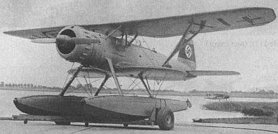 Поплавковый гидросамолет Хейнкель He 114, установленный на буксировочную платформу.